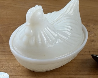 Plato con tapa de vidrio opalino Indiana con forma de gallina en nido, borde perlado, color blanco vintage.