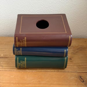 Może przedstawiać: Zestaw trzech ceramicznych kubków z nakrapianym, matowym wykończeniem. Kubki są w odcieniach kremu, jasnego brązu i ciemnego brązu. Każdy kubek ma prosty, minimalistyczny design.