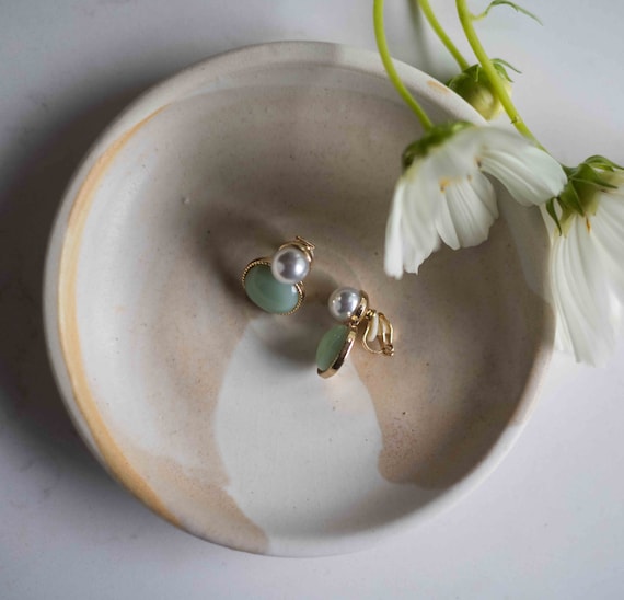 Vintage Pearl Clip On Earrings: Dainty Gold Tone, Comfortable