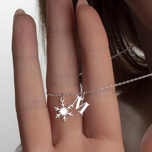 Collar con inicial de copo de nieve, plata de ley, dije de letra personalizado, inspirado en el invierno, regalo para amantes de la nieve, joyería navideña única