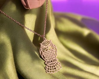 Collar de búho plateado con colgante de animal celta