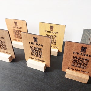 Individuell gravierte QR Code Holzschilder für Restaurants, Cafés und Unternehmen