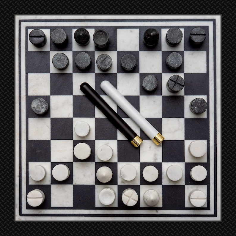 Puede incluir: Un juego de damas de m&aacute;rmol blanco y negro con fichas blancas y negras. Dos fichas negras y doradas est&aacute;n en el tablero.