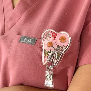 Insigne de dent fait main fleurs pressées clip bobine personnalisé son cadeau pour dentiste dentiste dentaire hygiéniste dentaire hygiène assistant dentaire
