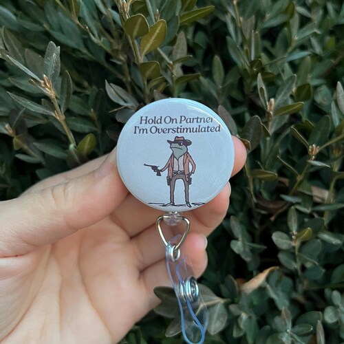 Regalo de enfermera, sobreestimulado, regalo de enfermera, trabajador de la salud, enfermera registrada, cirujano, espera, compañero, porta credencial de rana, carrete de credencial divertido