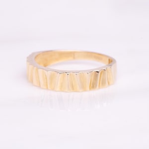 14K Gold Fluted Ring – Modern Solid Gold Band