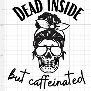 Puede incluir: Ilustración en blanco y negro de una calavera con gafas de sol y un moño desordenado, con el texto "Dead Inside but caffeinated" arriba y abajo de la calavera.