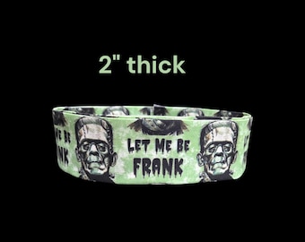Puede incluir: Un collar de tela verde claro con un gráfico repetido del monstruo de Frankenstein y el texto "LET ME BE FRANK" en una fuente negra desgastada. El collar tiene un grosor de 5,08 cm, según lo indicado por el texto impreso arriba.
