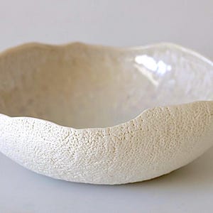 Coupe en porcelaine artisanale – Bol design fait main, émail nacré  –  céramique contemporaine