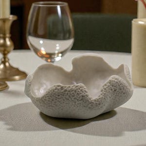Tigela de porcelana feita à mão, xícara branca com textura orgânica, cerâmica contemporânea feita à mão.