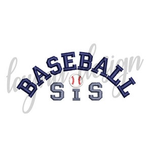 Puede incluir: Diseño bordado con la palabra "BASEBALL" en una fuente azul marino arqueada con un gráfico de béisbol blanco en el centro. La palabra "SIS" está debajo del béisbol en una fuente gris.