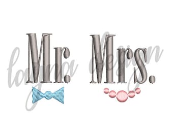 Puede incluir: Diseño bordado con las palabras "Mr." y "Mrs." en gris. "Mr." está emparejado con una corbata de lazo azul y "Mrs." con un collar de perlas rosa.