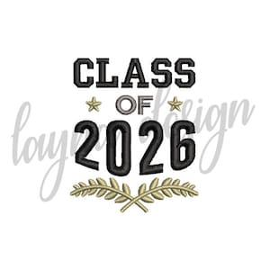 Op de afbeelding: Zwart-wit borduurontwerp met de tekst "Class of 2026" en twee gouden sterren. De tekst wordt omringd door twee gekruiste lauwerkransen.