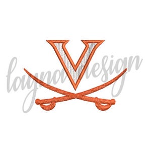 Puede incluir: Un diseño bordado que presenta una letra V grande de color naranja con interior blanco, colocada sobre dos sables naranjas cruzados. La textura del bordado es visible en toda la letra y en las hojas curvas de las espadas.