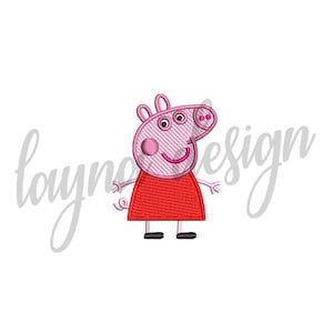 Puede incluir: Diseño bordado de un cerdo de dibujos animados con un vestido rojo. El cerdo es rosa con una cara sonriente, brazos pequeños y zapatos negros. El diseño está sobre un fondo blanco con la palabra "laynadesign" en cursiva.