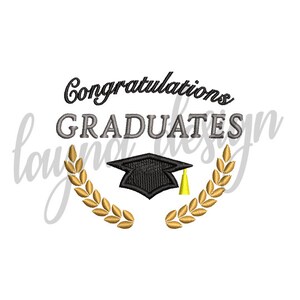 Pode incluir: Design de bordado de parabéns aos graduados com um chapéu de formatura preto e uma coroa de louro dourada.