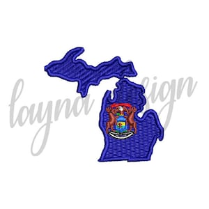 Może przedstawiać: Niebieski zarys stanu Michigan z flagą stanu na dolnym półwyspie. Flaga przedstawia tarczę z wschodzącym słońcem, orłem bielikiem i łosiem.