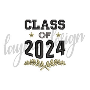 Puede incluir: Diseño de bordado en blanco y negro con el texto "Class of 2024" y dos estrellas doradas. El texto está en una fuente en negrita y de bloque. Debajo del texto hay un par de coronas de laurel doradas.