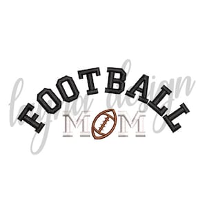 Op de afbeelding: Zwart-wit borduurwerk met de woorden "Football Mom" en een bruine voetbal in het midden.