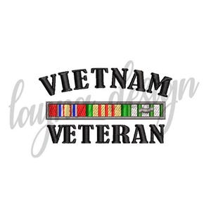Könnte beinhalten: Gesticktes Design mit den schwarzen Worten "VIETNAM VETERAN", das sich über einer Reihe farbiger Bänder wölbt. Das Design befindet sich auf weißem Hintergrund.