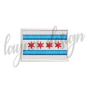 Può includere: Toppa ricamata con la bandiera di Chicago. La bandiera è bianca con due strisce orizzontali blu e sei stelle rosse.