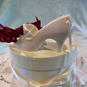 New In Round Box Schlamm Torte Weiß Slipper Ornament mit Weinrot Schleife 2&quot; Groß 4,5&quot; Lang
