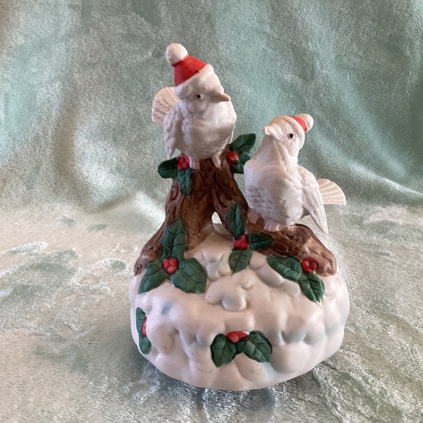 Vintage Spieluhr Zwei weiße Vögel mit Weihnachtsmützen "Tis The Season" Tauben FUNKTIONIERT