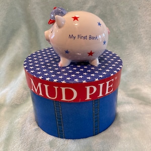 Neu In Runde Box Schlamm Pie My First Bank Mini 3 &quot;Sparschwein 2001 Rot Weiß Blau
