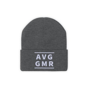 Puede incluir: Gorro de punto gris con un logotipo bordado en blanco que dice "AVG GMR" en un cuadro.