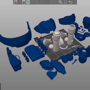 Peut inclure: Un mod&egrave;le d'un robot imprim&eacute; en 3D, d&eacute;mont&eacute; en plusieurs pi&egrave;ces. Les pi&egrave;ces sont en plastique bleu et sont dispos&eacute;es sur une surface grise. Le mod&egrave;le est pr&ecirc;t &agrave; &ecirc;tre assembl&eacute;.