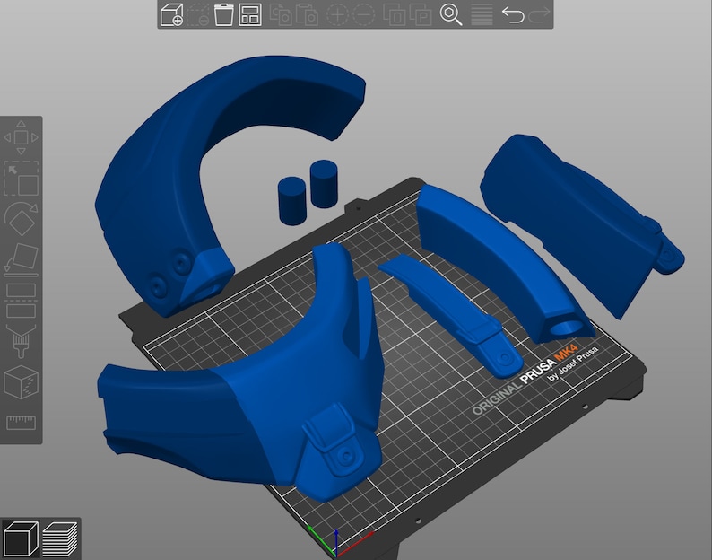 Może przedstawiać: Tr&oacute;jwymiarowy model hełmu wydrukowany na niebieskiej drukarce 3D Original Prusa MK4. Hełm składa się z kilku części, w tym dużego zakrzywionego elementu, dw&oacute;ch mniejszych zakrzywionych element&oacute;w i dw&oacute;ch cylindrycznych element&oacute;w.