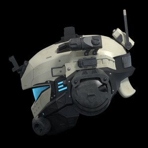 Peut inclure: Un casque futuriste blanc cass&eacute; et noir, avec des touches de bleu. Il comporte plusieurs accessoires, dont un dispositif de communication et une visi&egrave;re. Le design sugg&egrave;re un th&egrave;me militaire ou de science-fiction.