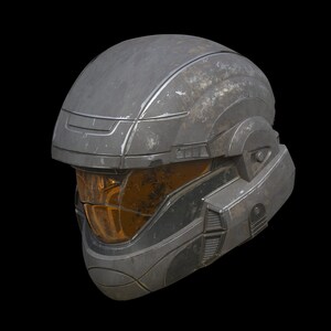 Peut inclure: Un casque gris et noir avec une visi&egrave;re teint&eacute;e. Le casque a un aspect us&eacute; et vieilli, avec des rayures et des &eacute;raflures &agrave; la surface.