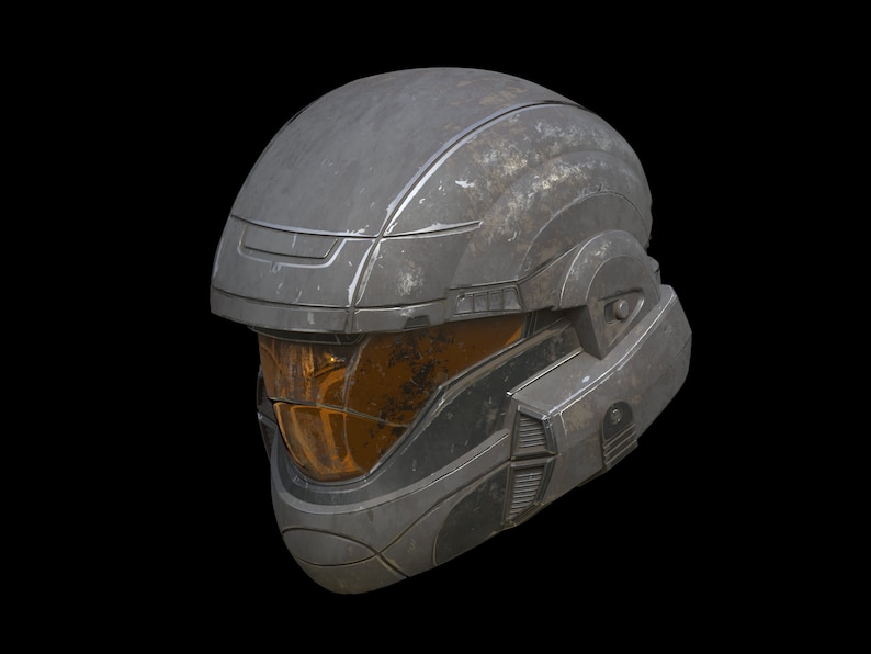 Peut inclure: Un casque gris et noir avec une visi&egrave;re teint&eacute;e. Le casque a un aspect us&eacute; et vieilli, avec des rayures et des &eacute;raflures &agrave; la surface.