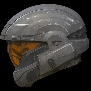 Peut inclure: Un casque gris et noir us&eacute; avec une visi&egrave;re orange. Le casque a un design futuriste avec divers d&eacute;tails et textures.