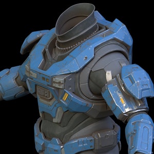 Puede incluir: Una armadura futurista azul y gris con un aspecto desgastado y envejecido. El traje tiene un casco con una visera negra y una variedad de detalles, incluyendo un cinturón y hombreras.