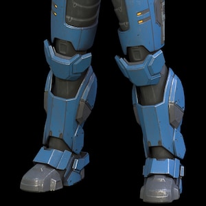 Puede incluir: Primer plano de una armadura de pierna robótica azul y gris. La armadura tiene una apariencia metálica con desgaste visible, lo que sugiere una estética desgastada por la batalla. El diseño incorpora formas angulares y placas segmentadas, con un fondo oscuro.