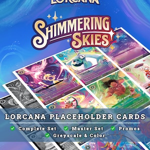 Può includere: Una collezione di carte collezionabili Disney Lorcana Shimmering Skies con illustrazioni di personaggi colorate e versioni in scala di grigi. Il display include il testo LORCANA PLACEHOLDER CARDS, Complete Set, Master Set, Promos e Greyscale & Color.