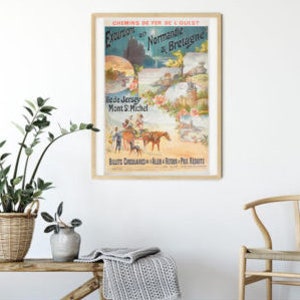 Pode incluir: Pôster de viagem vintage que anuncia excursões para a Normandia e Bretanha, França. O pôster apresenta uma ilustração azul e branca de uma cidade costeira com um cavalo e uma carruagem, e o texto "Chemins de Fer de l'Ouest Excursions en Normandie et Bretagne Ile de Jersey Mont St. Michel"