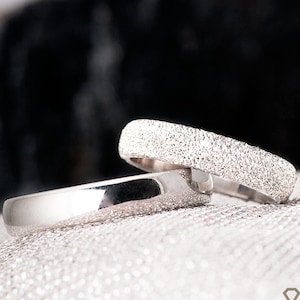 Anillos de boda clásicos de plata para él y para ella de 4 mm Juego de anillos de boda lisos de ajuste cómodo Juego de anillos de boda para parejas Par de anillos Juego de bandas imagen 1