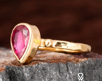 Anillo de rubí, anillo de plata con rubí. Anillo de plata con rubí bañado en oro. Anillo de plata de ley 925 con piedras preciosas. Anillo de plata con rubí para mujer bañado en oro de 24 quilates.