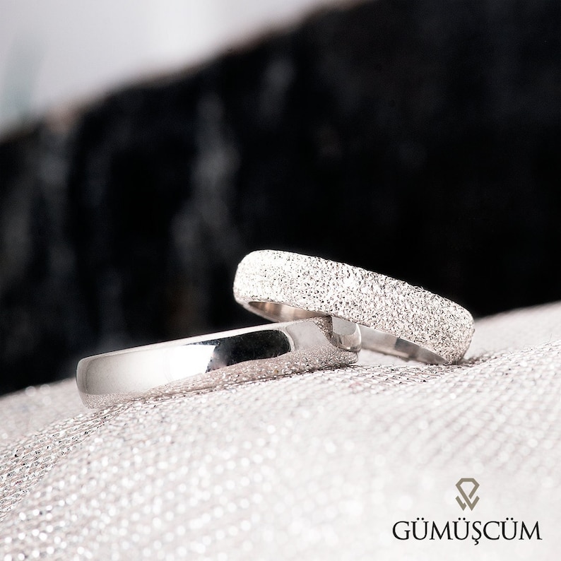 Anillos de boda clásicos de plata para él y para ella de 4 mm Juego de anillos de boda lisos de ajuste cómodo Juego de anillos de boda para parejas Par de anillos Juego de bandas imagen 1