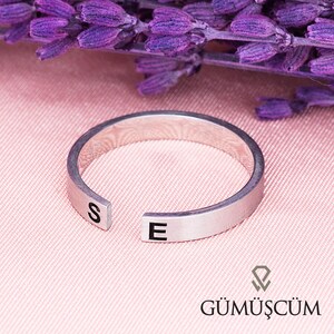 Anillo con inicial doble, anillo personalizado con dos letras, anillo con sello de banda abierta, anillo con letra inicial delicada personalizada, anillo con sello de plata para mujer.