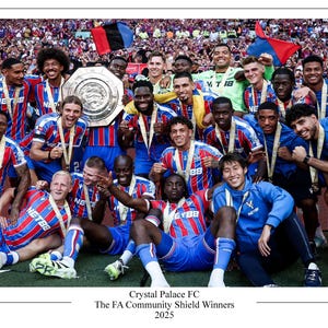 Op de afbeelding: Een groep voetballers in blauw-rode gestreepte tenues viert met een trofee. De tekst "Crystal Palace FC The FA Community Shield Winners 2025" staat onderaan de afbeelding.