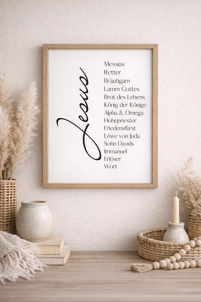 Puede incluir: Una impresi&oacute;n enmarcada con la palabra "Jes&uacute;s" en cursiva y una lista de palabras alemanas. El marco es de color marr&oacute;n claro. La impresi&oacute;n est&aacute; sobre un fondo blanco. La impresi&oacute;n est&aacute; rodeada de elementos decorativos, como un jarr&oacute;n, una vela y una cesta.