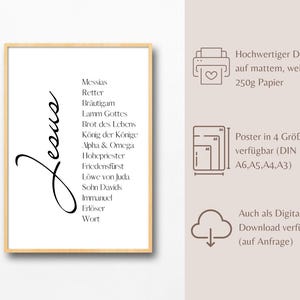 Puede incluir: Un p&oacute;ster enmarcado con la palabra "Jesus" en escritura cursiva. El p&oacute;ster enumera varios t&iacute;tulos de Jes&uacute;s en alem&aacute;n, como "Messias" y "Retter", sobre un fondo blanco. El marco es de color madera clara.