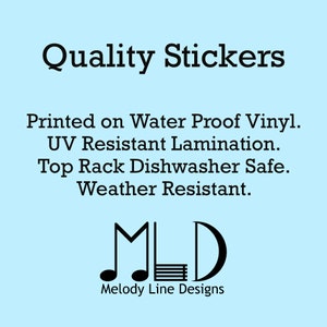 Pu&ograve; includere: Sfondo azzurro chiaro con le parole "Quality Stickers" in nero. Sotto, il testo recita "Printed on Water Proof Vinyl. UV Resistant Lamination. Top Rack Dishwasher Safe. Weather Resistant." Sono presenti anche un logo di note musicali e "Melody Line Designs".