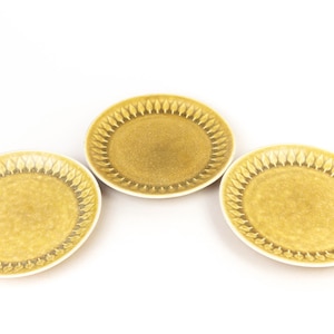 ミッドセンチュリー セラミック クイストガード レリーフ タン ベージュ スモール サイド プレート 3 枚、スカンジナビア ストーンウェア、無刻印デンマーク陶器