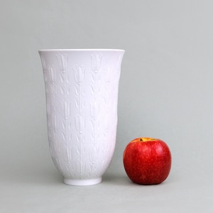 Vintage Rosenthal Studio Linie weiße Bisquit-Porzellan-Vase, Bjoern Wiinblad, Mid Century Keramik, angehoben, abstraktes Blumenmuster