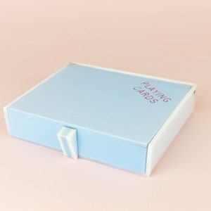 Boîte à cartes à jouer rectangulaire à charnière en plastique bleu et blanc vintage de style Art déco, Lucite rétro